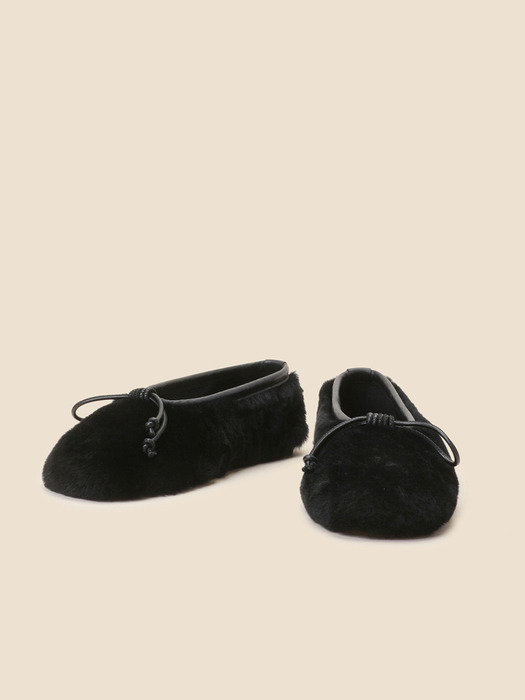 Ribbon fur flat shoes(black)_DG1DW24702BLK