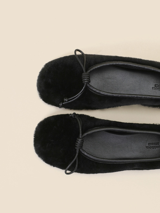 Ribbon fur flat shoes(black)_DG1DW24702BLK