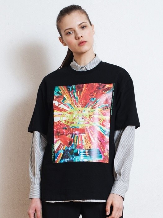 OVERSIZED PICTURE PRINTING HALF SLEEVE CUT&SEWN [BLACK]