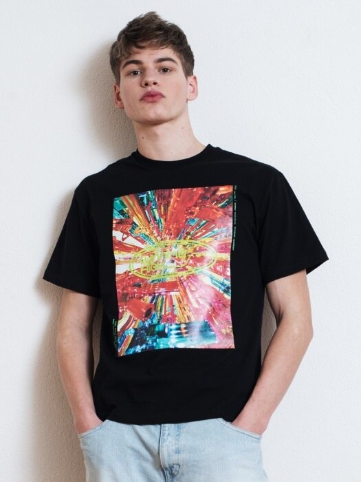OVERSIZED PICTURE PRINTING HALF SLEEVE CUT&SEWN [BLACK]