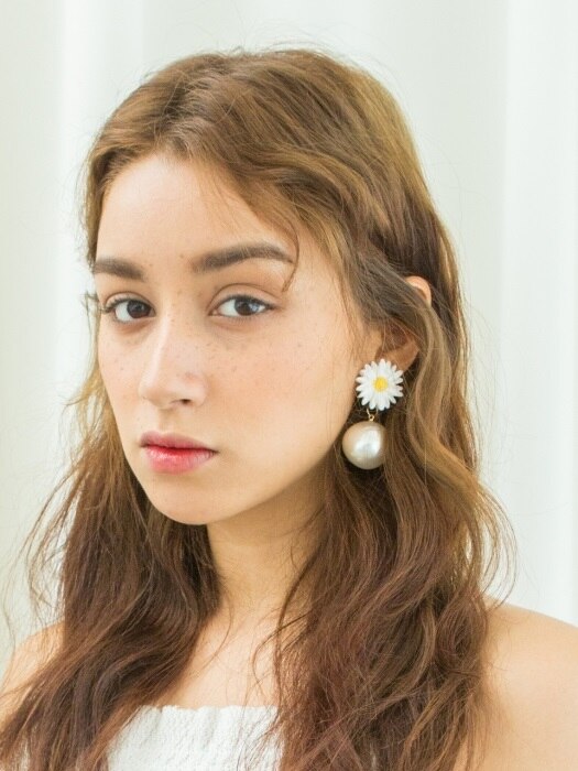 white daisy flowers and King pearl earrings