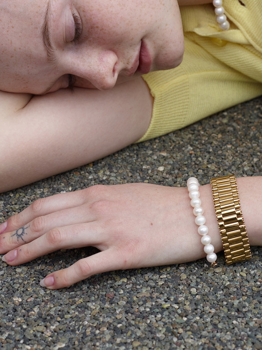 The pearl bracelet