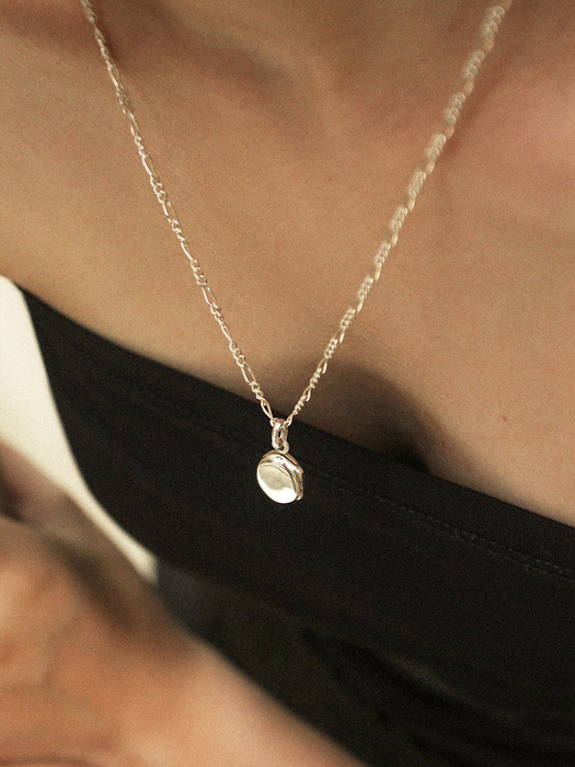 Oval pendant necklace
