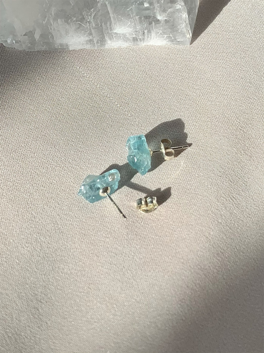 blue rough apatite earring