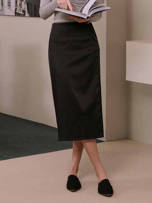 Madison Satin Midi Skirt [Black]