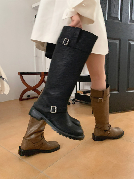 Buckle long boots