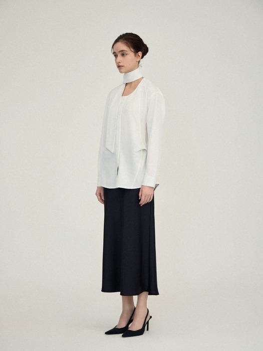 scoop-neck tie blouse_wh