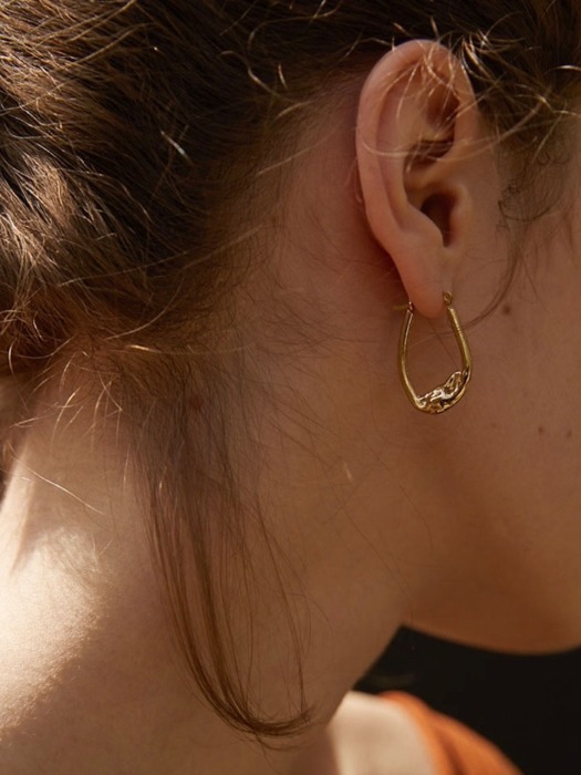 Light oval earring