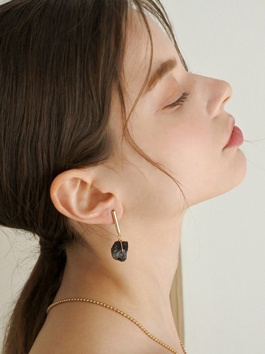 Bar ``drop`` stone earring [Black stone]