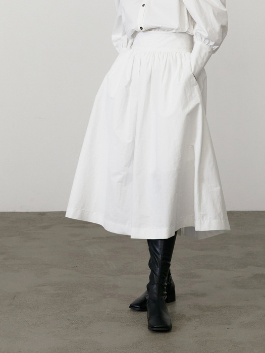 Volumed Shirring Skirt / White