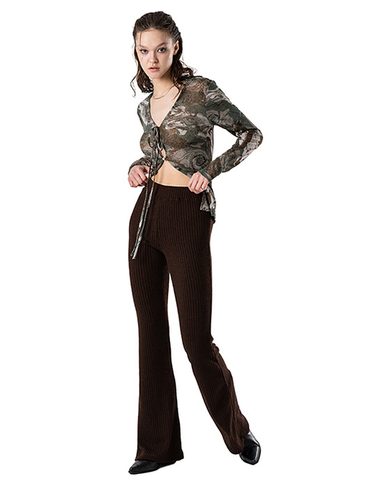 KNITTED SLIM BOOTSCUT PANTS [BROWN]