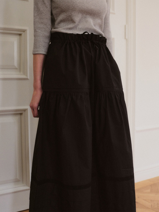 String pintuck long skirt / Black