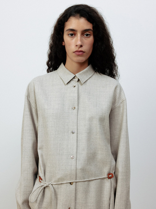 LEATHER STOPPER DETAIL SHIRT [BEIGE]