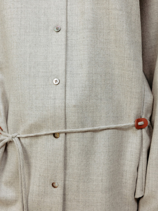 LEATHER STOPPER DETAIL SHIRT [BEIGE]