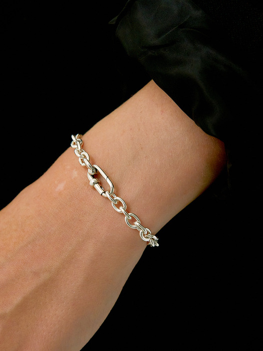 fINE Link Chain Bracelet