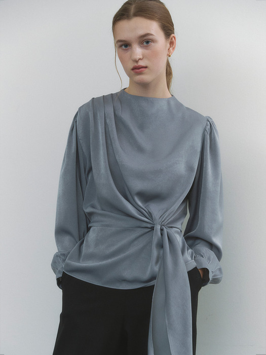 comos 1321 draped mock neck blouse (blue gray)