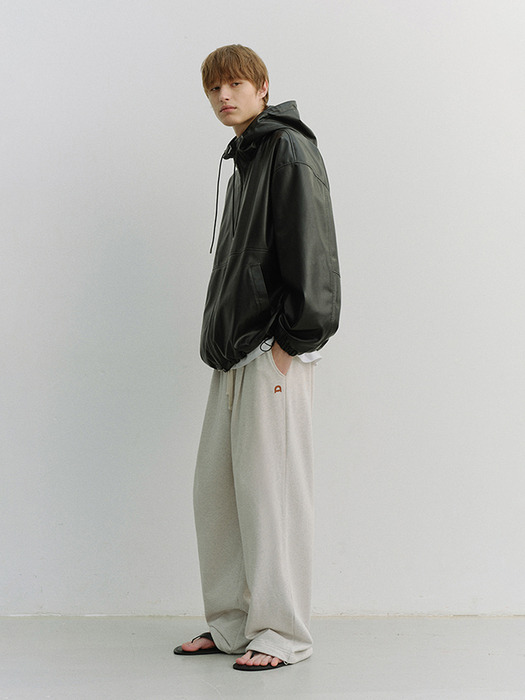 UNISEX LEATHER LOGO WIDE SWEAT PANTS OATMEAL MELANGE_M_UDPA6A102I1