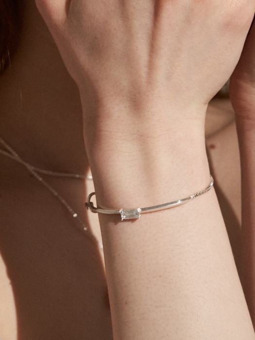 Simple Line Bracelet