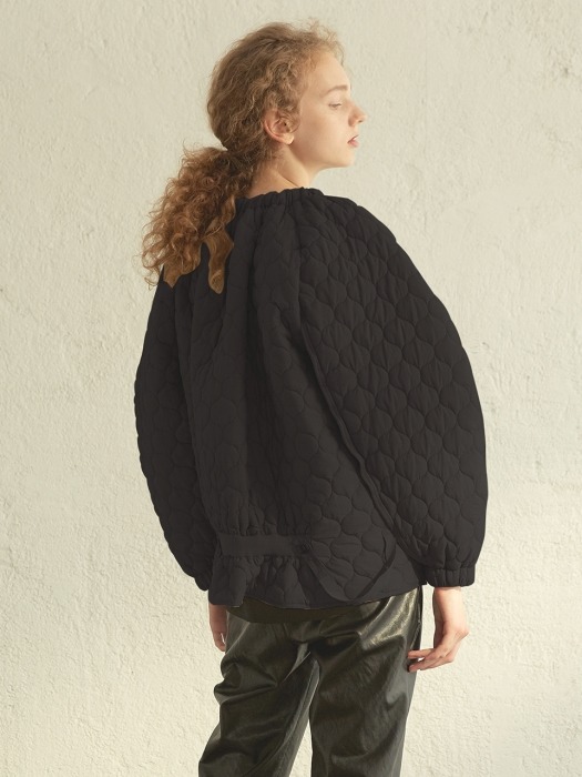 Round-silhouette Quilted Jumper _ BLACK