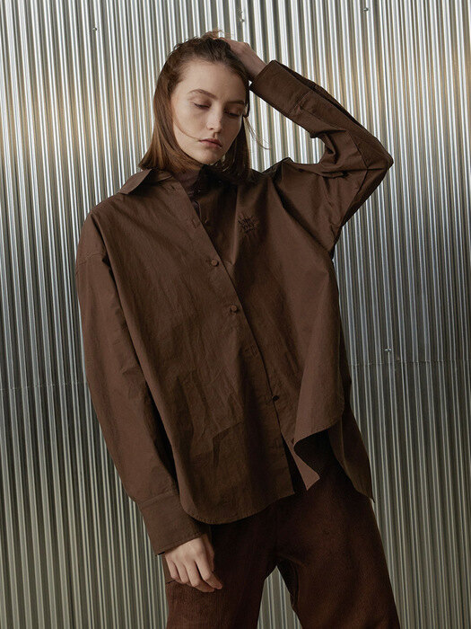 BUTTON DETAIL EMBROIDERY SHIRT [BROWN]