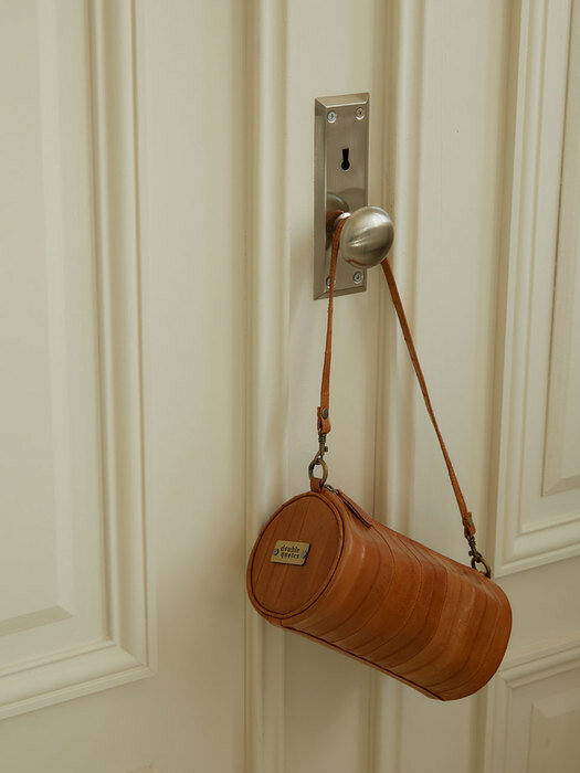 Butter round shoulder bag (버터 라운드 숄더 백) camel