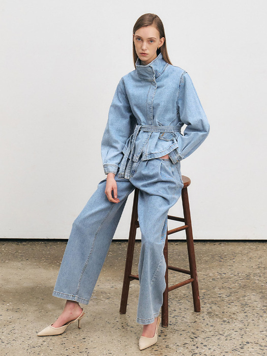 EMBROIDERED LOGO TWO-TUCK DENIM PANTS [LIGHT BLUE]