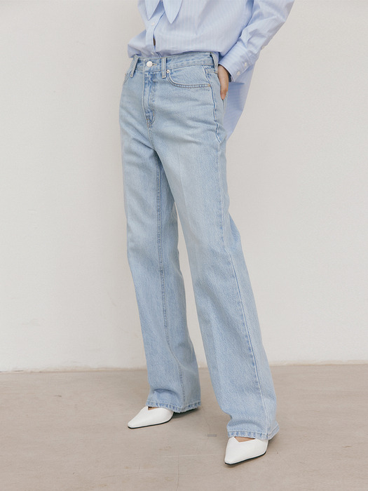 Essential Straight Jeans (light blue)