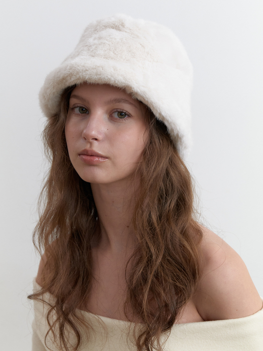 fur bucket hat - white