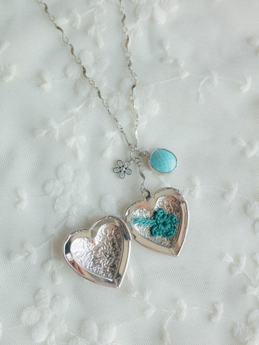 Floral heart pendant necklace