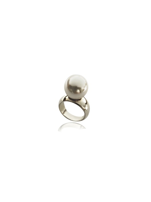 Soft Big Pearl Ring