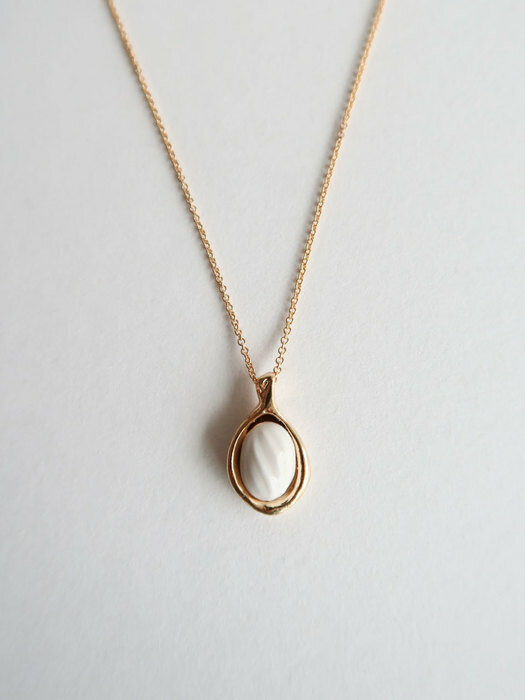 Winter oval pendant necklace