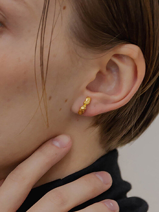Bent line earrings Gold