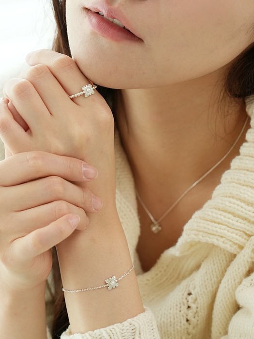 Flower pearl bracelet