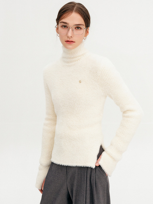 리지 슬릿 터틀넥 니트 탑_아이보리 / LIZY SLIT TURTLENECK KNIT TOP_IVORY