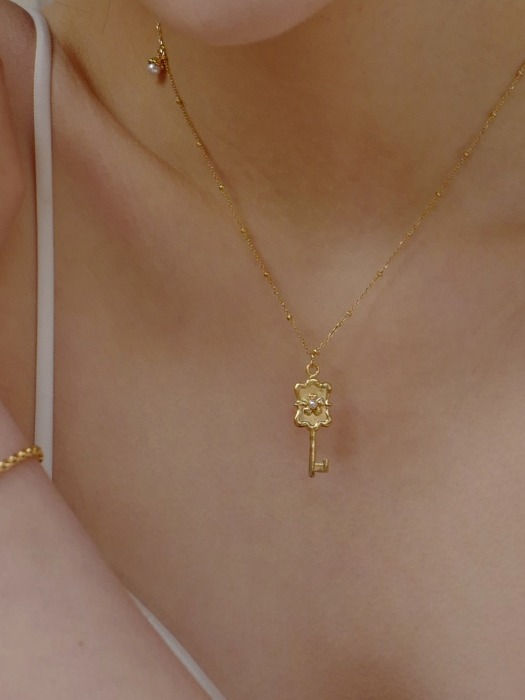 Alice Pearl&Key Necklace