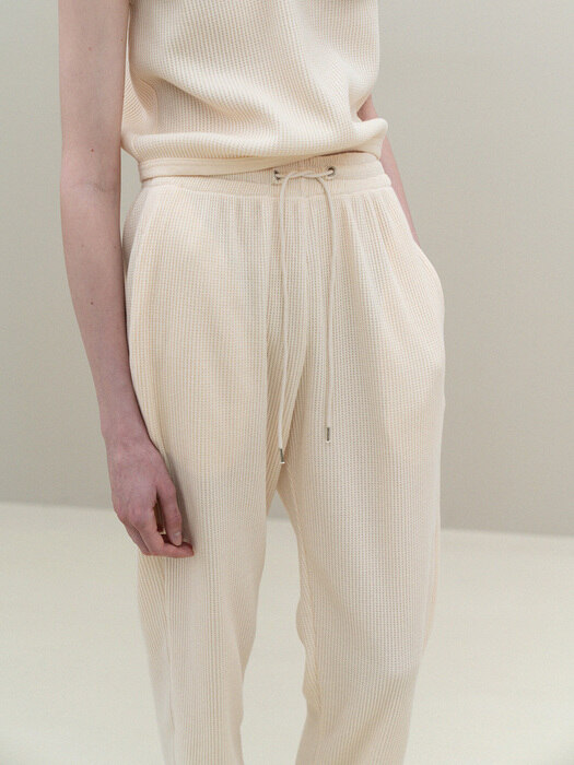 waffle sleeveless top + waffle banding jogger pants (cream)