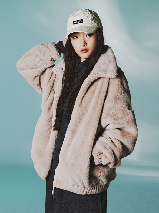 여성 하이넥 변형 핏 FAUX FUR 재킷_TVJFW21522LBE