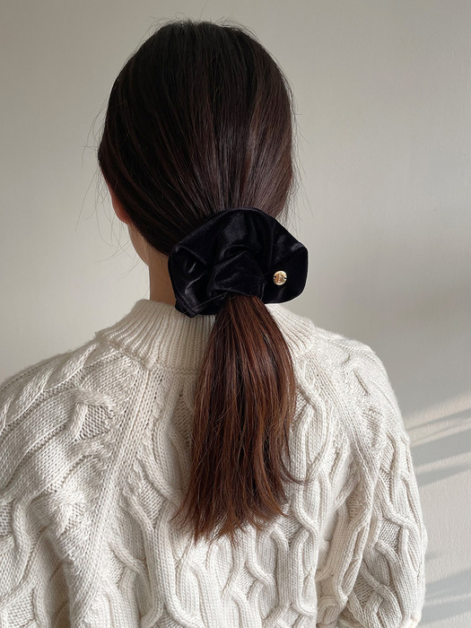 velvet charm scrunchie (Black)