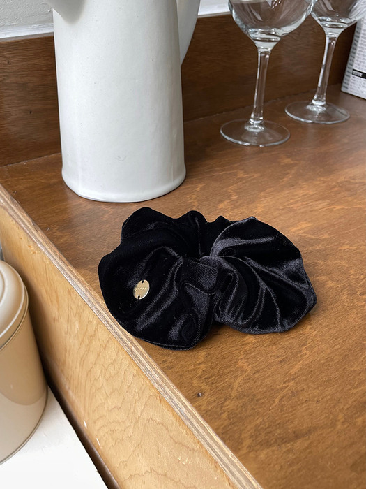 velvet charm scrunchie (Black)