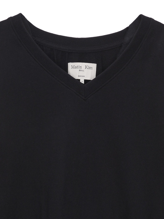 V NECK PUCKERING SWEATSHIRT IN BLACK