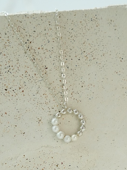 Ball chain circle pearl necklace