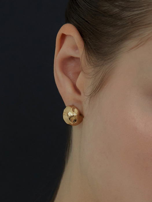 Hammer ball earring