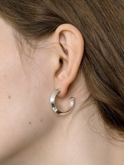 Line bold earring