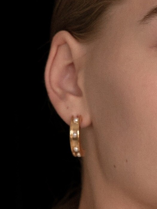 glam half circle earrings with single lane