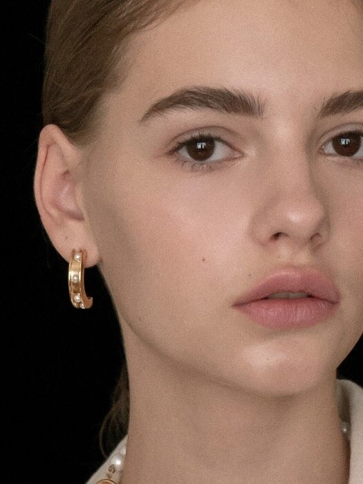 glam half circle earrings with single lane