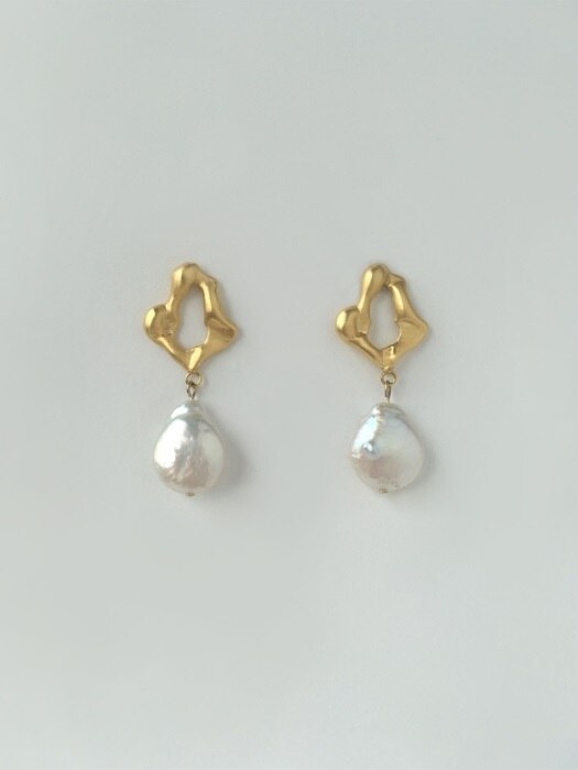 Flame tulip pearl earring