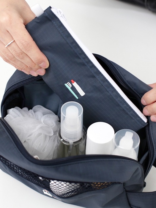 TRAVEL TOILETRY SET