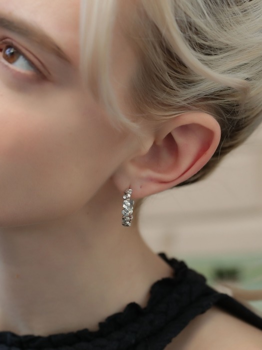 Camellia simple Earrings 까멜리아 은침 심플 귀걸이