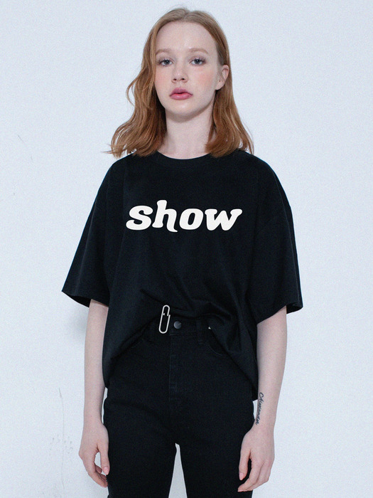 [UNISEX]SHOW 로고 반팔티_블랙