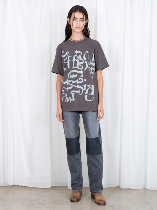 ALPHABET FRAGMENT T-SHIRT CHARCOAL